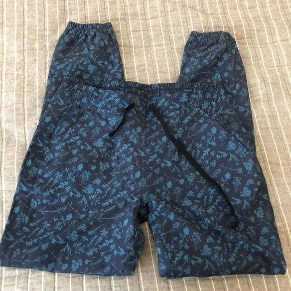 Backcountry on the go ankle pant in floral dress blues - Picture 2 of 4